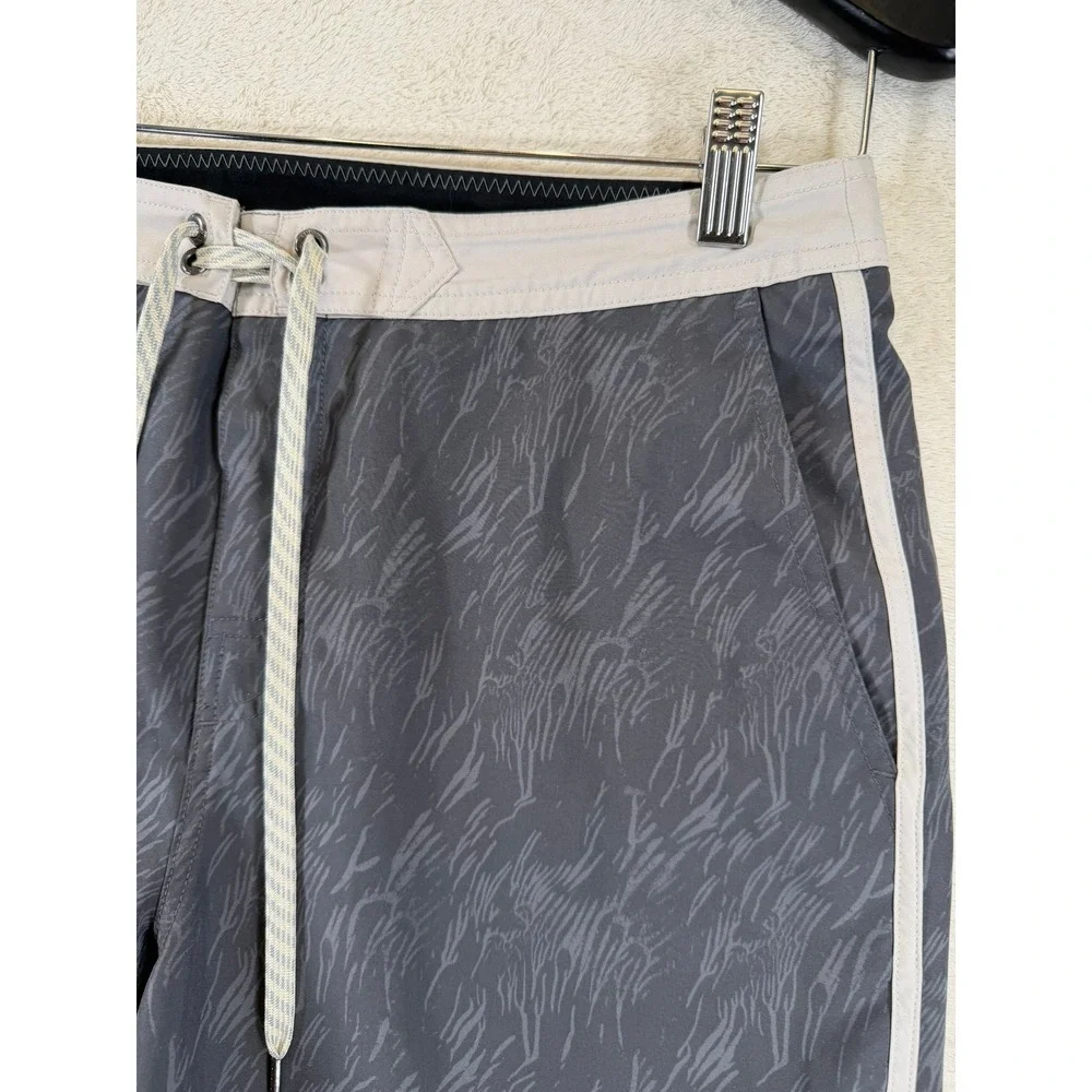 Vuori Cruise Boardshorts Mens Charcoal Grey Abstract Print Swim Trunks V314